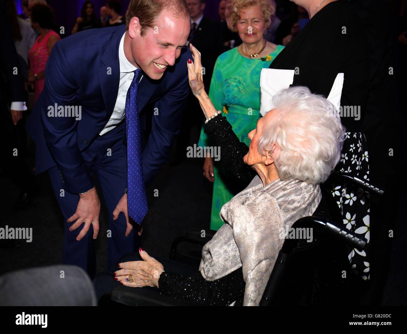 Il Duca di Cambridge incontra Dorothy Conway di 101 anni mentre frequenta le celebrazioni del 25° anniversario della cura ebraica all'Alexandra Palace di Londra. Foto Stock