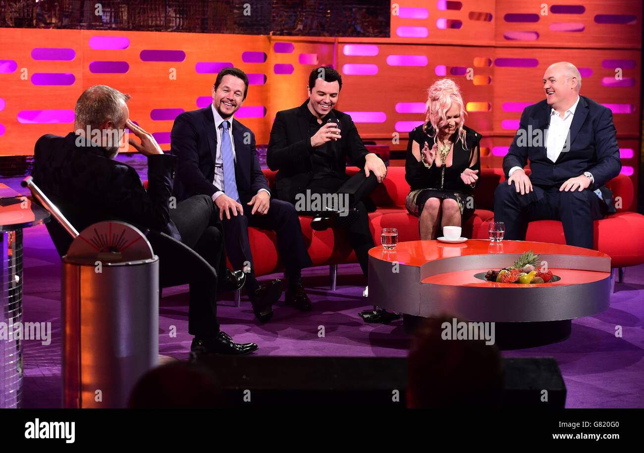 (Sinistra - destra) host Graham Norton, Mark Wahlberg, Seth MacFarlane, Cyndi Lauper e Dara o'Briain durante le riprese del Graham Norton Show presso i London Studios, a sud di Londra, in onda venerdì. Foto Stock