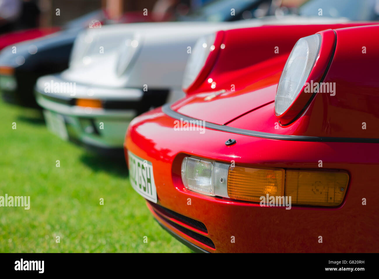 Porsche 911 anteriore , dettaglio dei nasi di una linea di classici degli anni ottanta Porsche 911s. Foto Stock