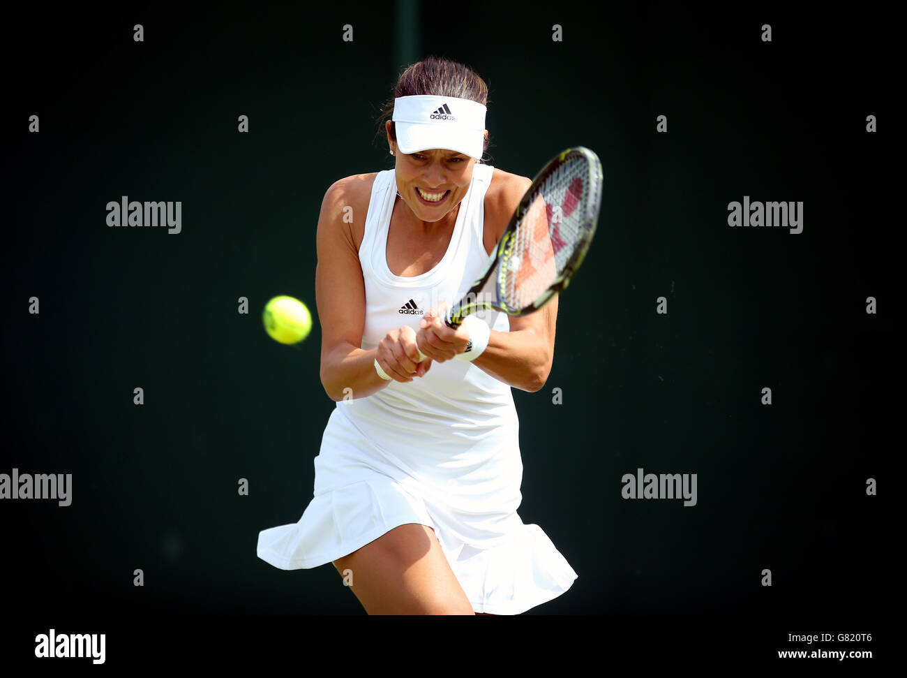 Ana Ivanovic in azione contro Ekaterina Alexandrova il giorno uno dei campionati di Wimbledon al All England Lawn Tennis e Croquet Club, Wimbledon. Foto Stock