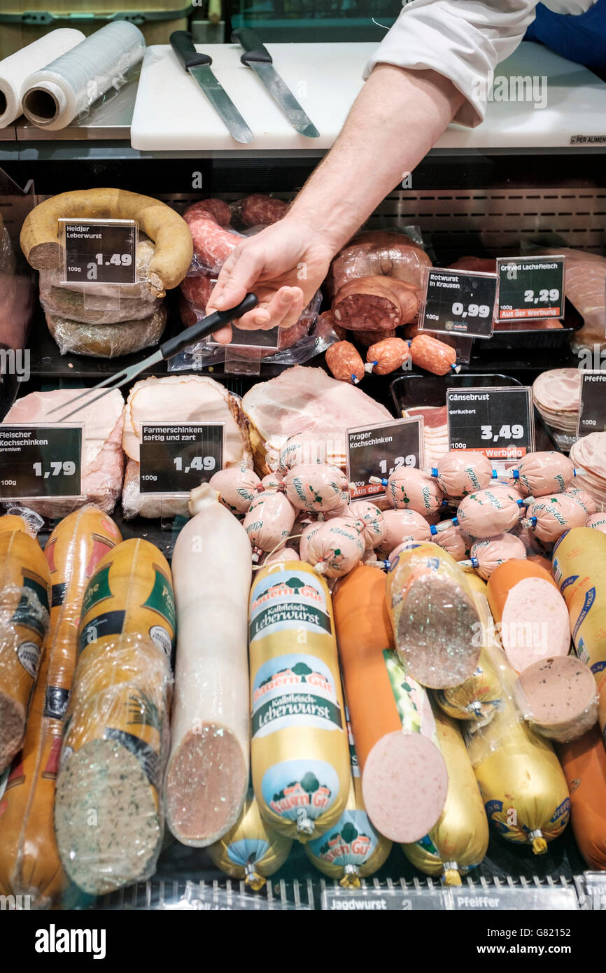 Berlino,Germany-Sausage contatore nel supermercato Foto Stock