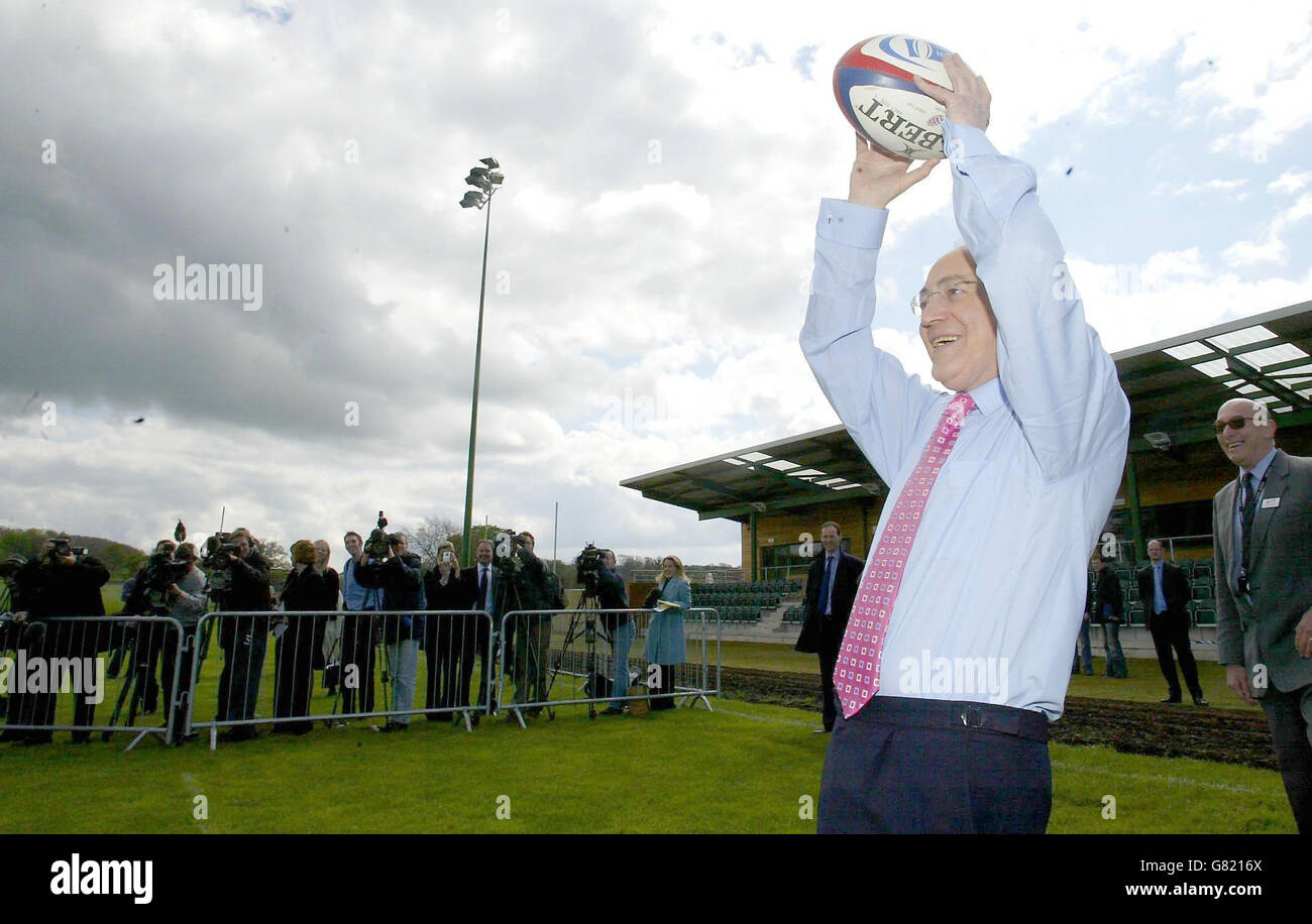 Campagna elettorale Generale 2005 - Partito conservatore - Hartpury Sports Academy. Il leader conservatore Michael Howard, tentando una linea di rugby tiro-in. Foto Stock