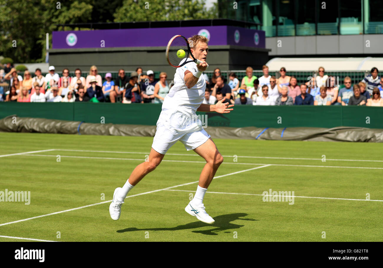 Brydan Klein in azione contro Nicolas MAHUT il giorno uno dei campionati di Wimbledon al All England Lawn Tennis e Croquet Club, Wimbledon. Foto Stock