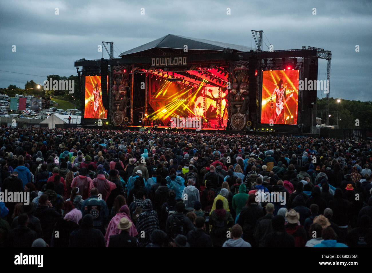 Gene Simmons, Tommy Thayer, Eric Singer e Paul Stanley of Kiss si esibiscono dal vivo il giorno 3 del festival di Download il 14 giugno 2015 a Donnington Park, Regno Unito Foto Stock