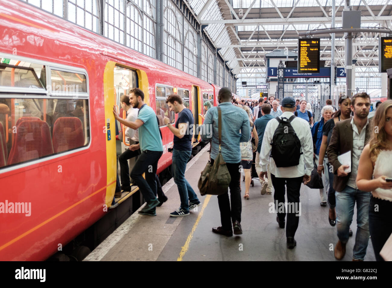 Pendolari sulla piattaforma del treno,la stazione di Waterloo, London, Regno Unito Foto Stock