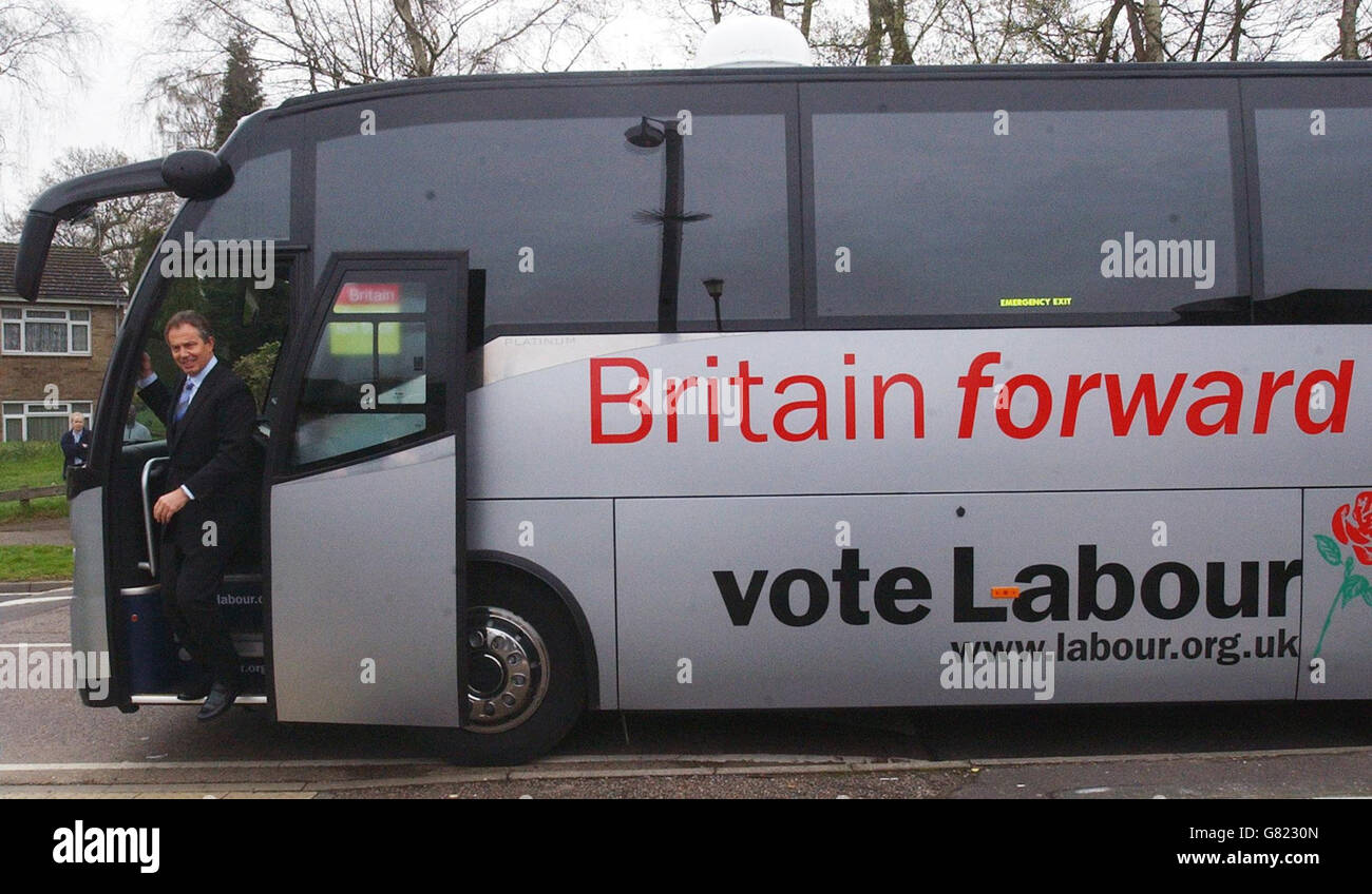 Campagna elettorale generale 2005 - Crawley - Broadlands Community Center. Tony Blair arriva per la sua visita al programma 'PureStart'. Foto Stock