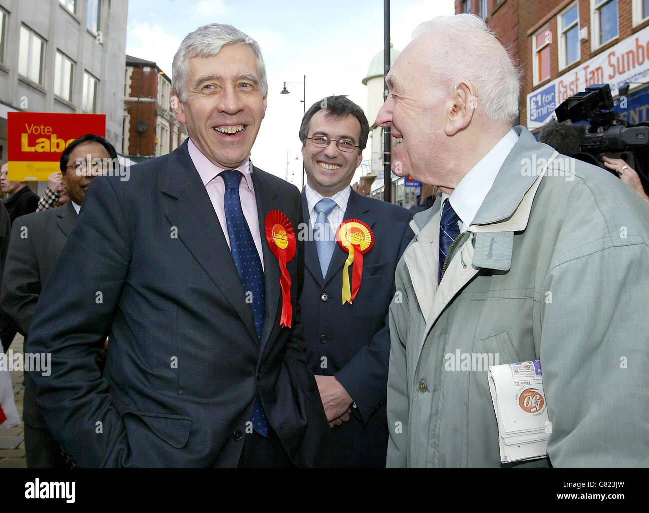 Il Segretario degli Esteri Jack Straw incontra gli elettori del centro di Oldham con Phil Woolas, candidato laburista per Oldham East e Saddam. Foto Stock