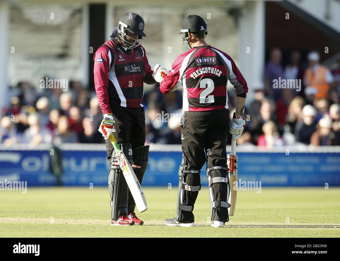 Chris Gayle del Somerset (a sinistra) e Marcus Trescoshick durante la partita di T20 Blast, Southern Division presso il County Ground di Taunton. Foto Stock