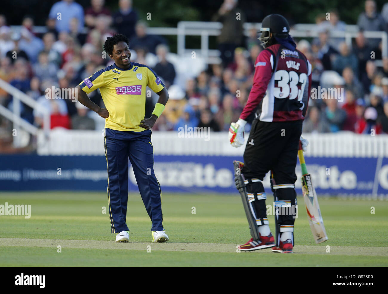 Chris Gayle del Somerset e Fidel Edwards dell'Hampshire durante la partita di T20 Blast, Southern Division presso il County Ground di Taunton. Foto Stock