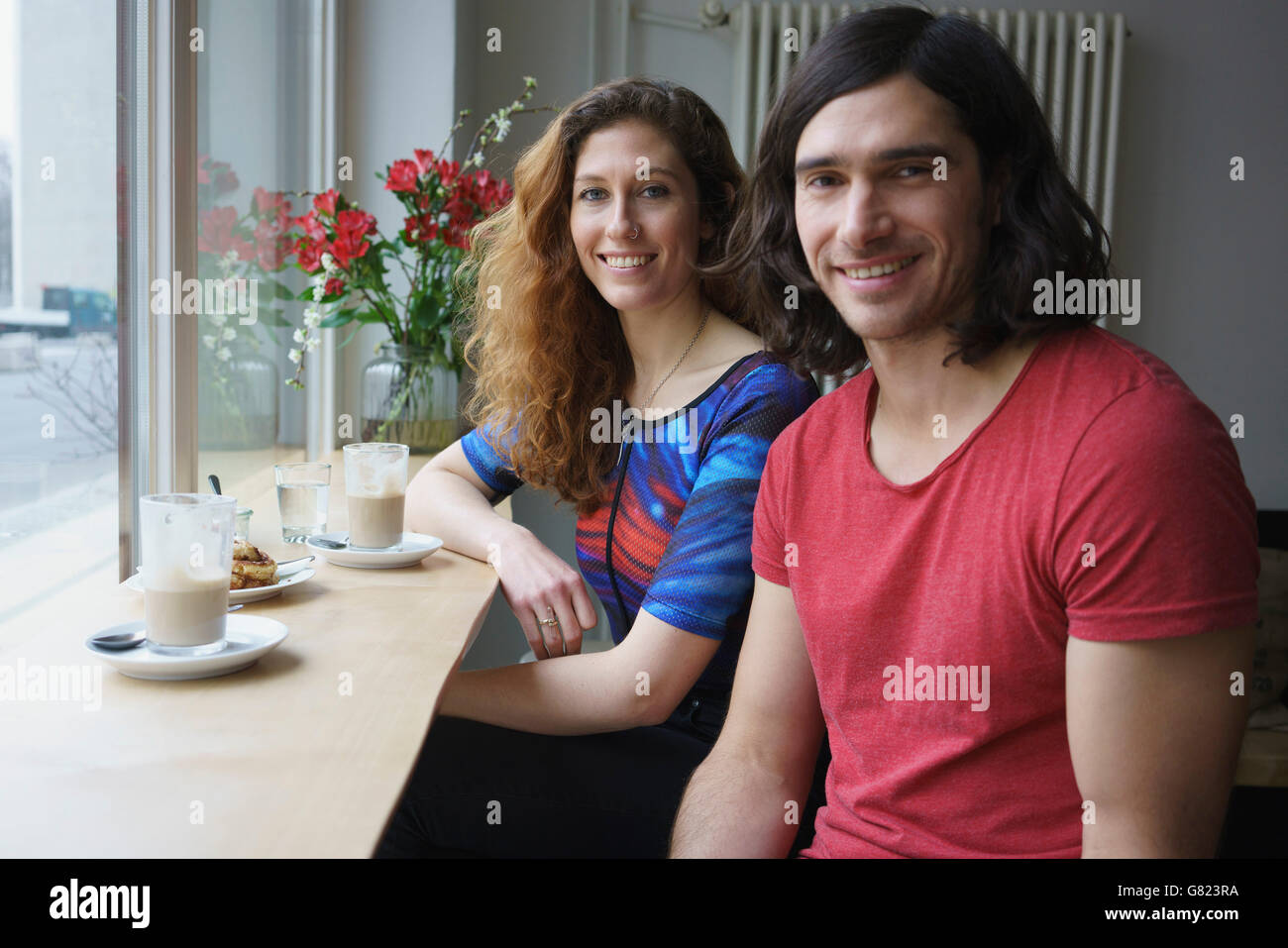 Ritratto di sorridere amici un caffè al caffè Foto Stock