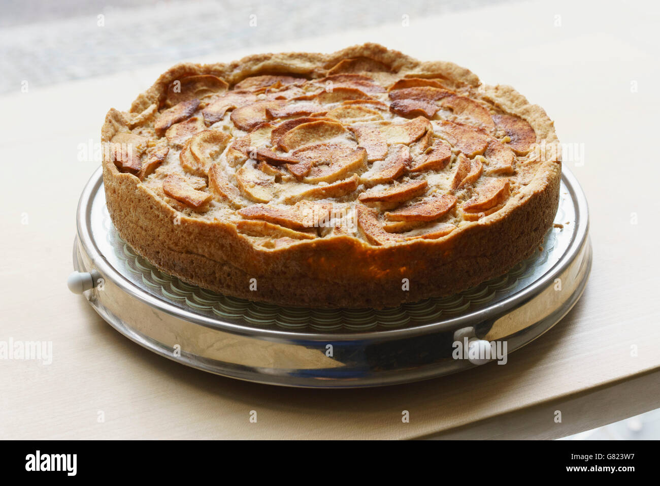 Close-up di torta dolce servita sul vassoio al cafe Foto Stock