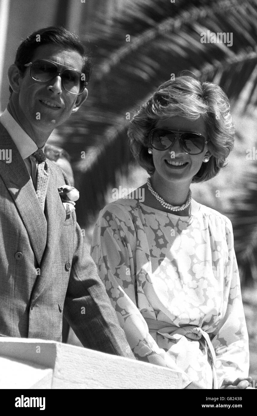 Il Principe e la Principessa del Galles godono del sole durante la loro visita ad una scuola per sordi a Molfetta, vicino Bari, mentre durante il loro tour d'Italia. Foto Stock