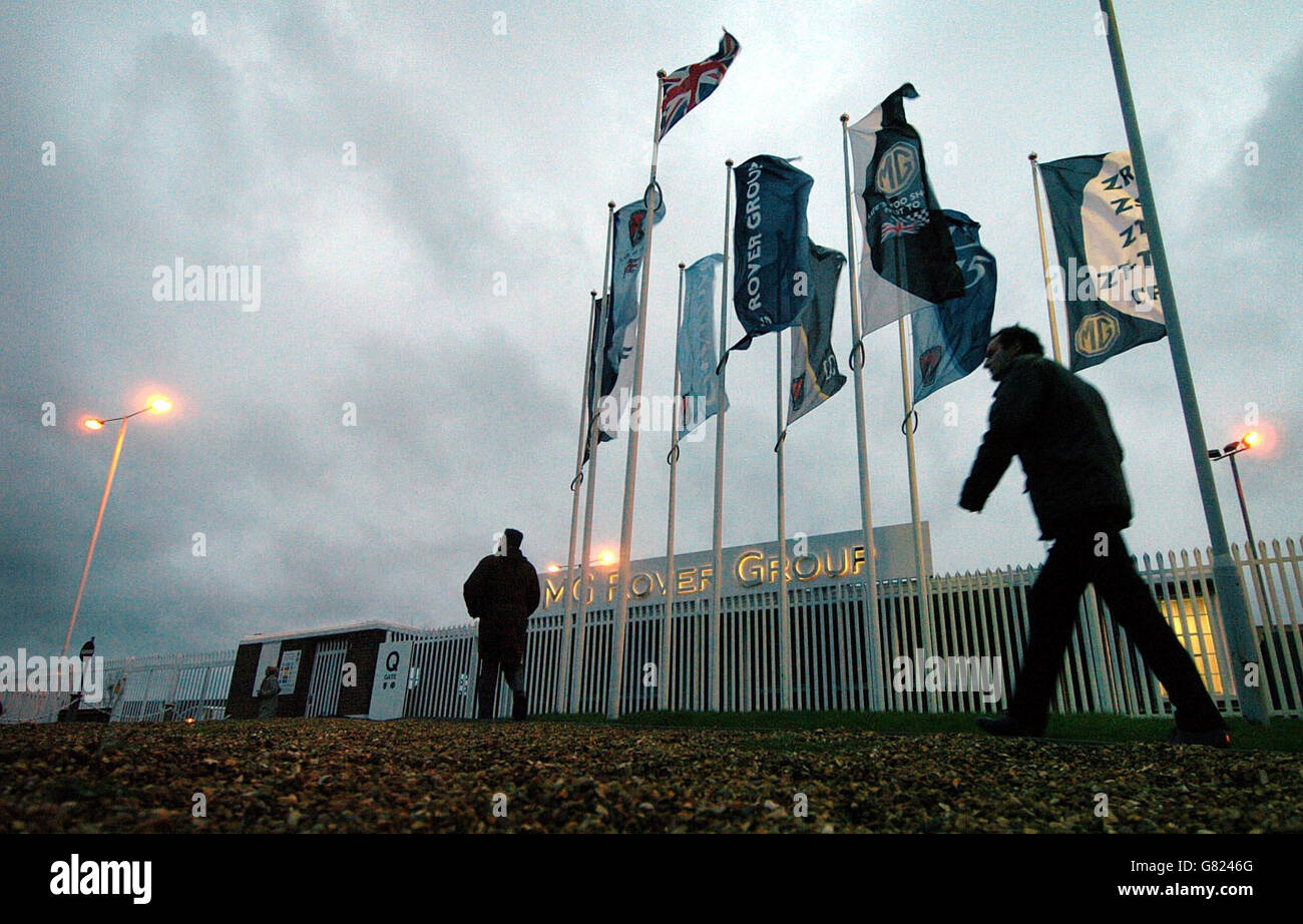 CRISI DI MG Rover - impianto di Longbridge. I lavoratori arrivano allo stabilimento di Longbridge. Foto Stock