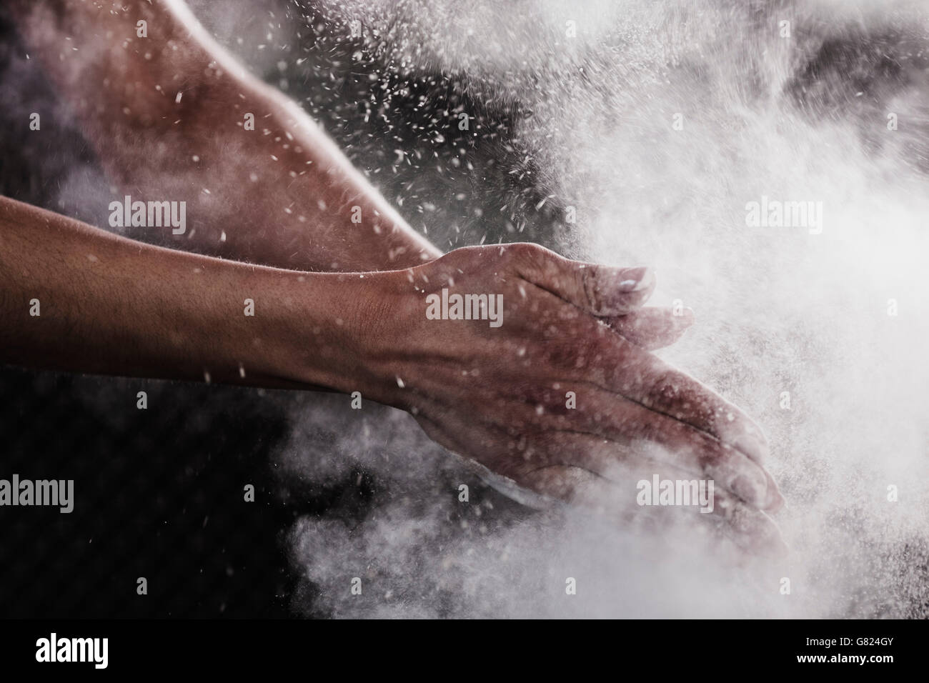 Immagine ritagliata della donna di mano spolvero polvere di gesso di esercizio Foto Stock