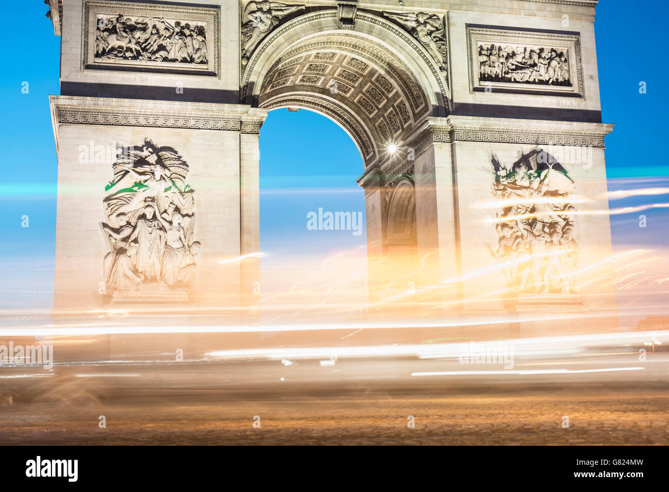 Luce accesa sentieri contro Arc de Triomphe Foto Stock