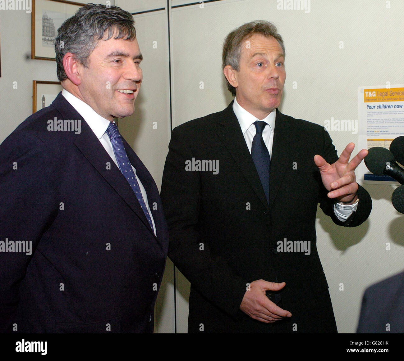 Il primo ministro britannico Tony Blair e il Cancelliere Gordon Brown, dopo i colloqui avuti presso gli uffici dell'Unione dei trasporti e dei lavoratori generali. Foto Stock