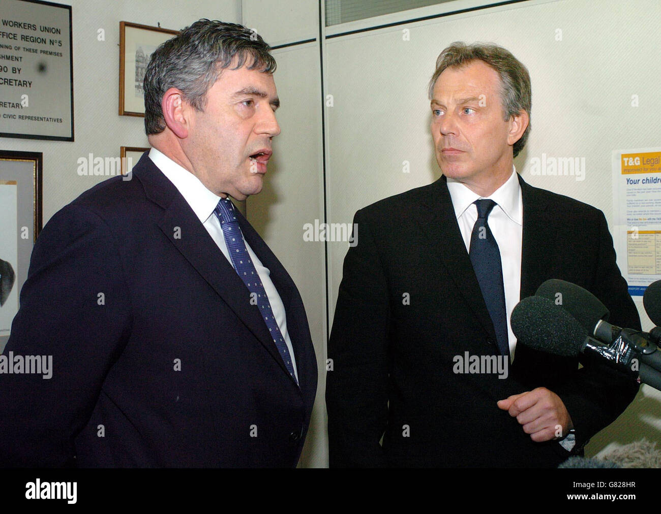 Il primo ministro britannico Tony Blair e il Cancelliere Gordon Brown, dopo i colloqui avuti presso gli uffici dell'Unione dei trasporti e dei lavoratori generali. Foto Stock