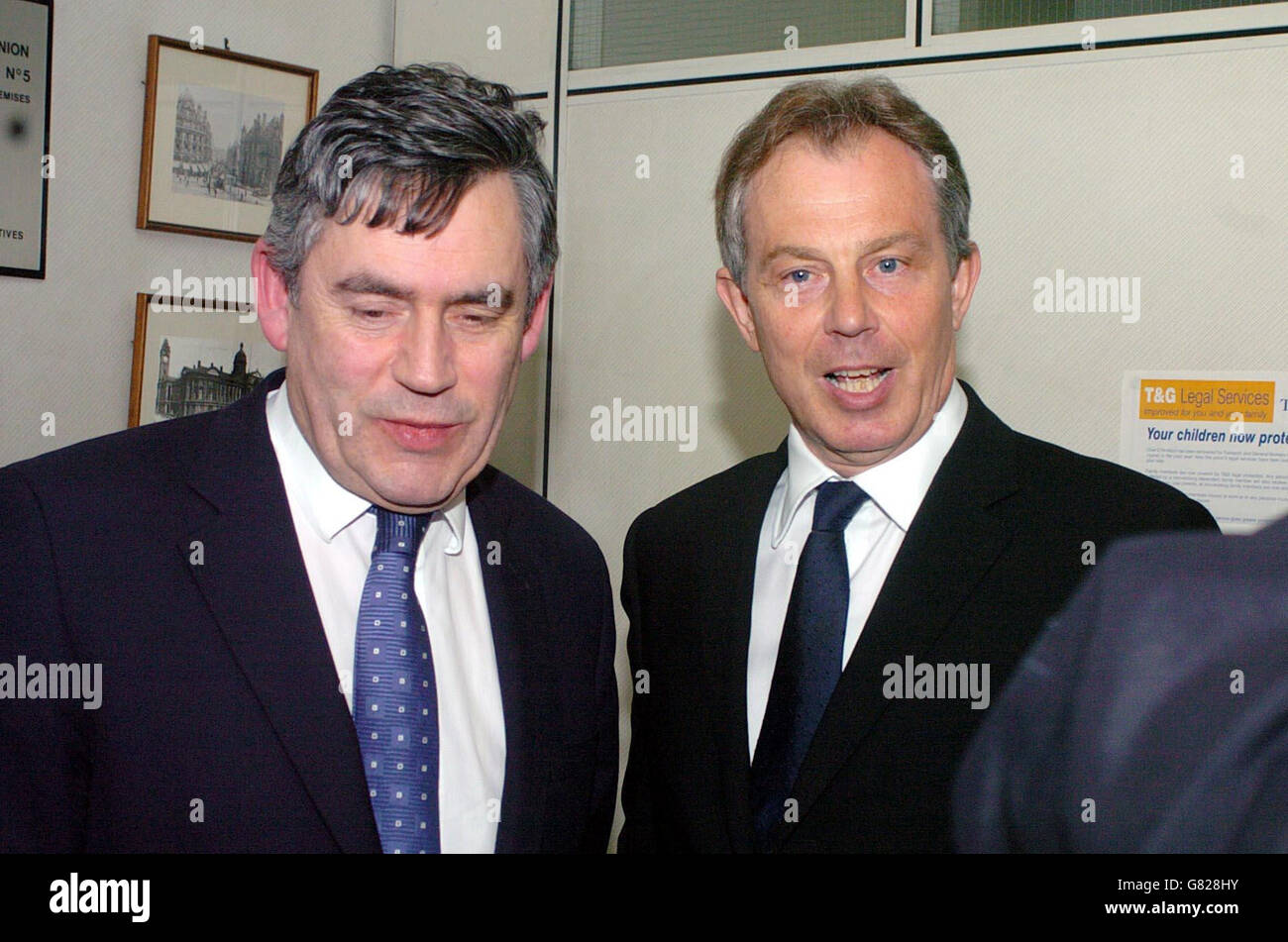 Il primo ministro britannico Tony Blair e il Cancelliere Gordon Brown, dopo i colloqui avuti presso gli uffici dell'Unione dei trasporti e dei lavoratori generali. Foto Stock