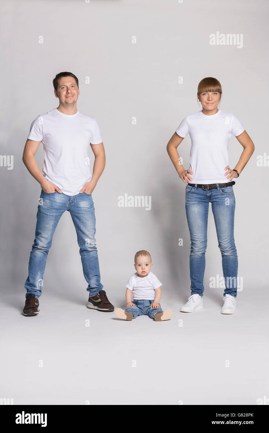 Ritratto di famiglia contro uno sfondo bianco Foto Stock