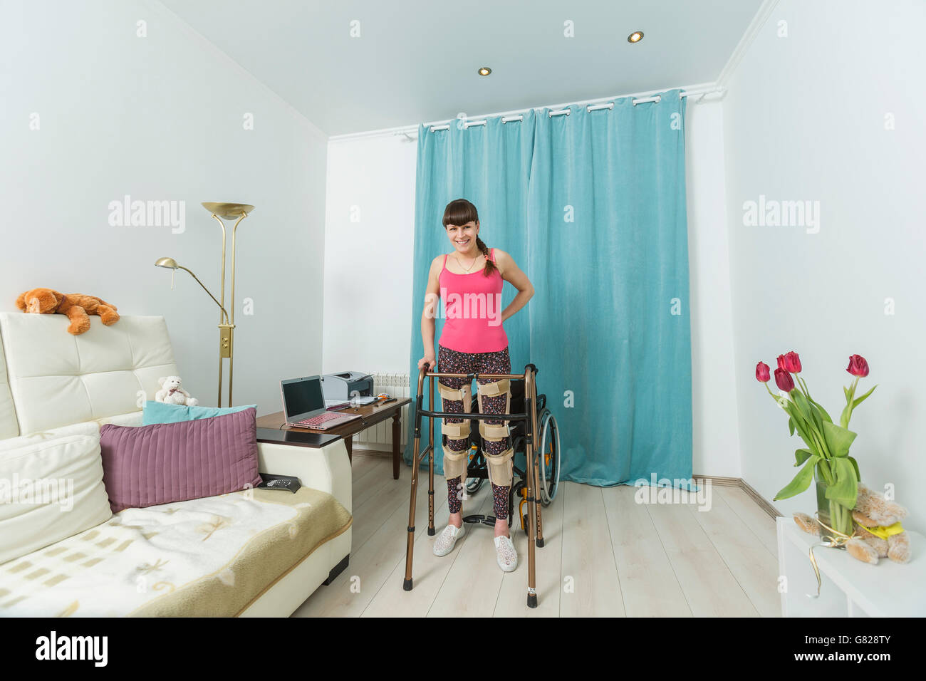 Ritratto di felice donna disabile in piedi con la mobilità walker a casa Foto Stock