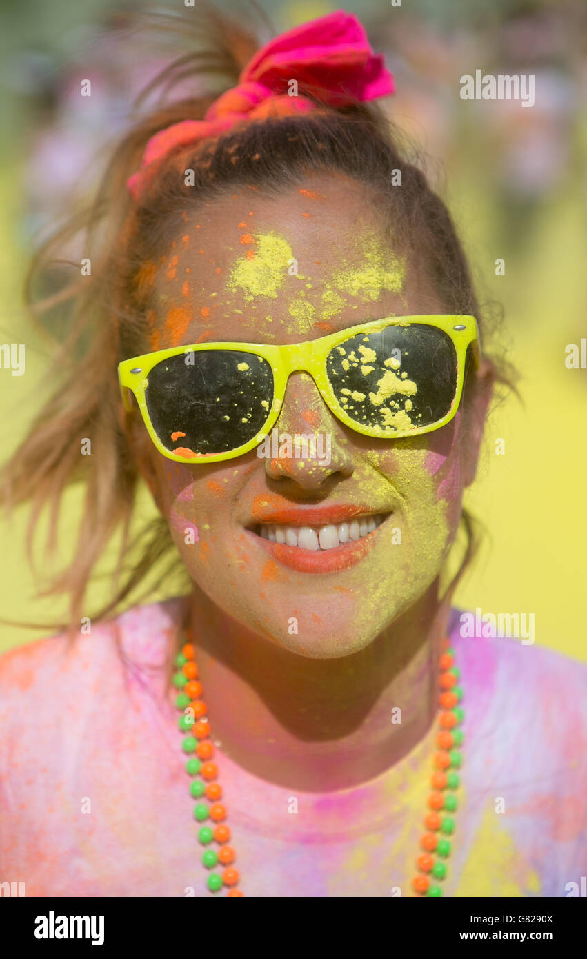 Un corridore coperto di polvere colorata durante la corsa di colore al Wembley Stadium a Londra. Foto Stock