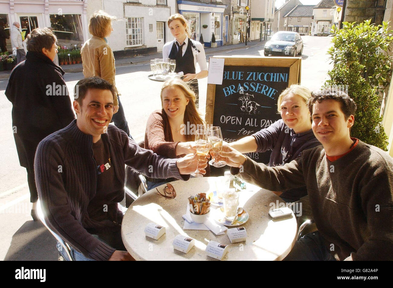 Will Moffat (da sinistra a destra), Ellie Wiltshire, Rachell Liddington e Tom Hill condividono un brindisi con champagne per la coppia reale alla Blue Zucchini Brasserie di Tetbury. Highgrove, la residenza del Principe del Galles, si trova a Tetbury. Foto Stock