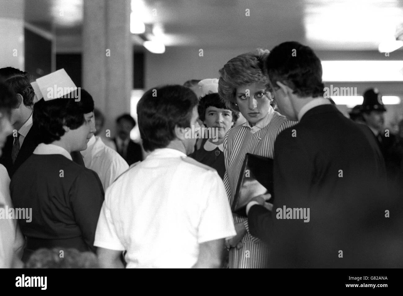 La Principessa del Galles ottiene un resoconto di prima mano del disastro aereo di Manchester dal personale medico del Wythenshawe Hospital di Manchester. La principessa, accompagnata dal Principe di Galles, prima volò all'aeroporto di Manchester, dove la settimana scorsa morirono 54 persone. Foto Stock