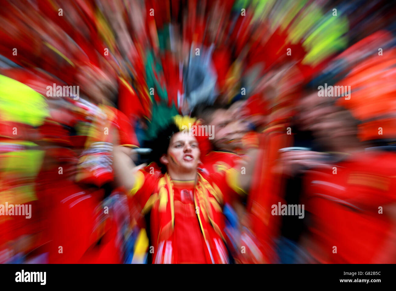 Tifosi del Belgio durante la partita di qualificazione del Campionato europeo UEFA al Cardiff City Stadium di Cardiff. Foto Stock