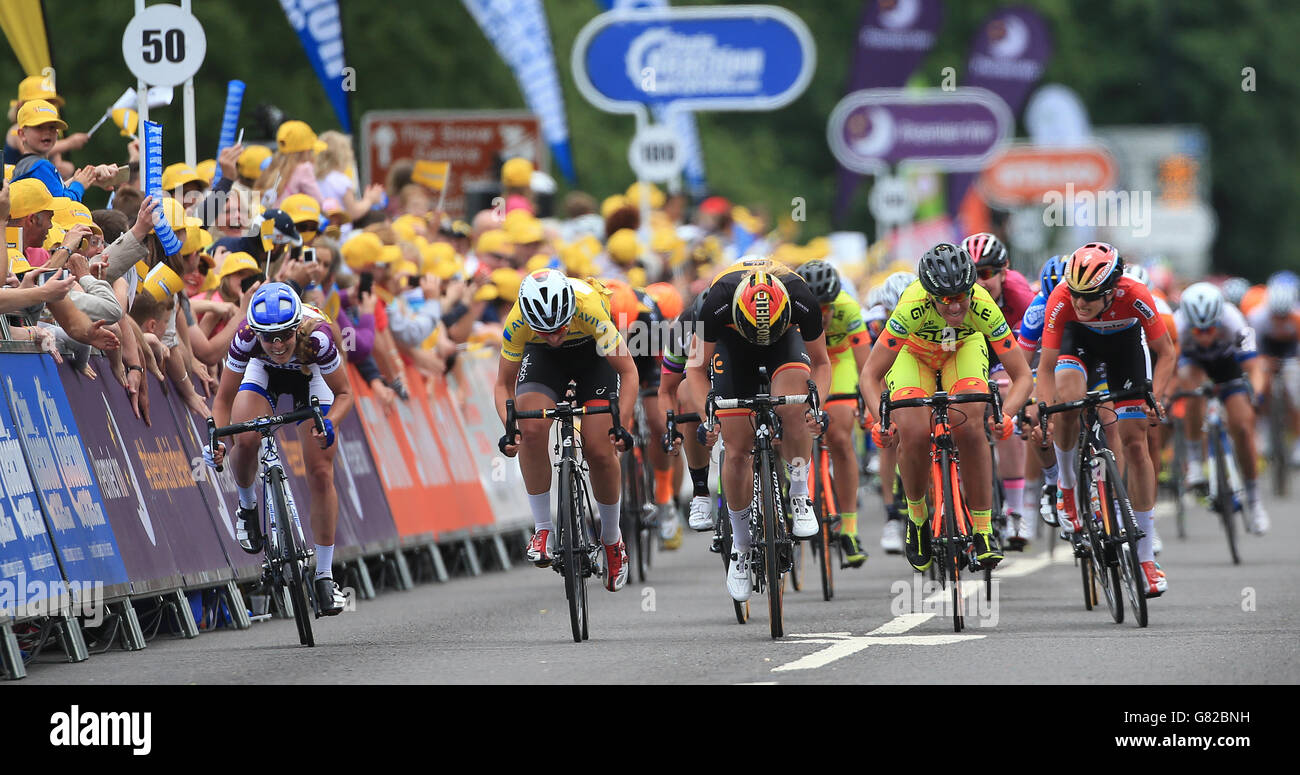 UnitedHealthcare Professional Cycling's Hannah Barnes (all'estrema sinistra) vince la fase cinque a Hemel Hemstead con 2015 Aviva Women's Tour of Britain Veliocio SRAM's Lisa Brennauer (2° a sinistra) e Wiggle Honda's Jolien D'Hoore (centro) 2° posto in tour . Foto Stock