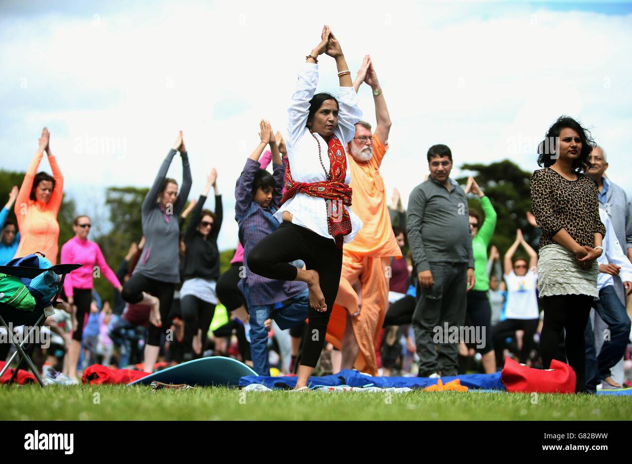 Foto. I membri del pubblico prendono parte alla pratica di yoga al St. Anne's Park, Clontarf, Dublino, per celebrare il 21 giugno come Giornata Internazionale dello Yoga, come dichiarato dall'Assemblea Generale delle Nazioni Unite. Foto Stock
