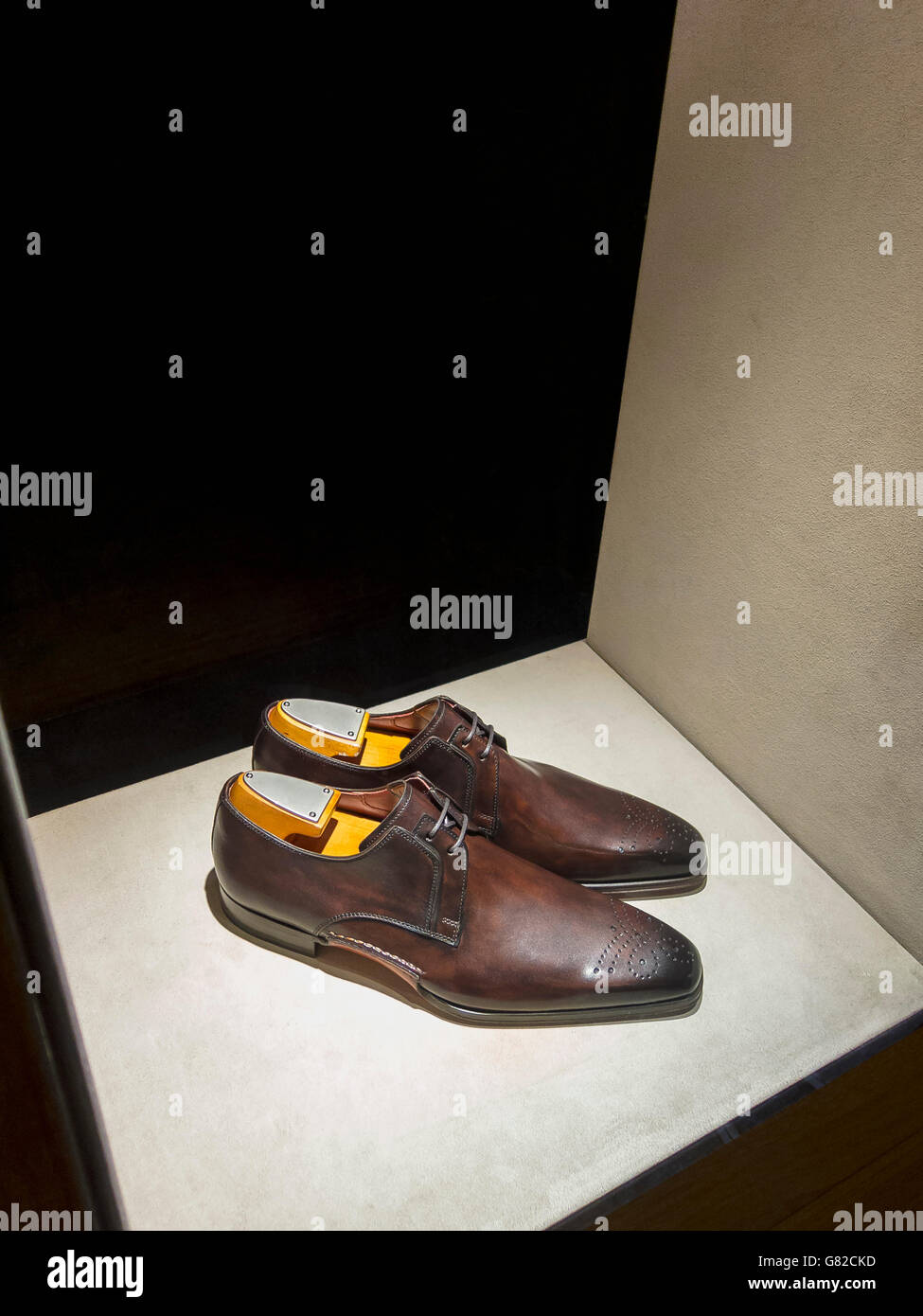 Elevato angolo di vista le scarpe marrone sul ripiano per la visualizzazione in negozio Foto Stock