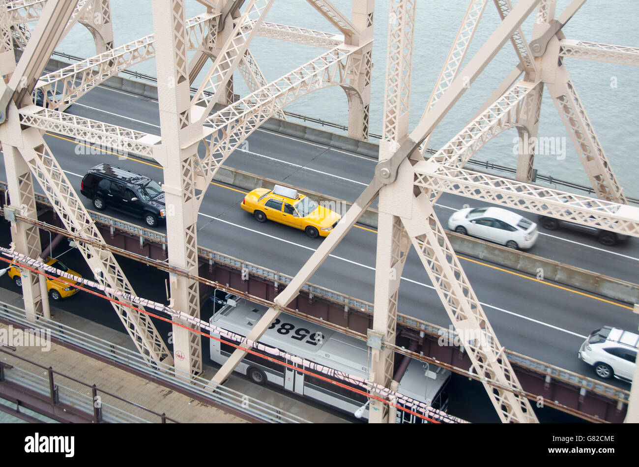 Elevato angolo di visione dei veicoli sul Queensboro Bridge over East River Foto Stock