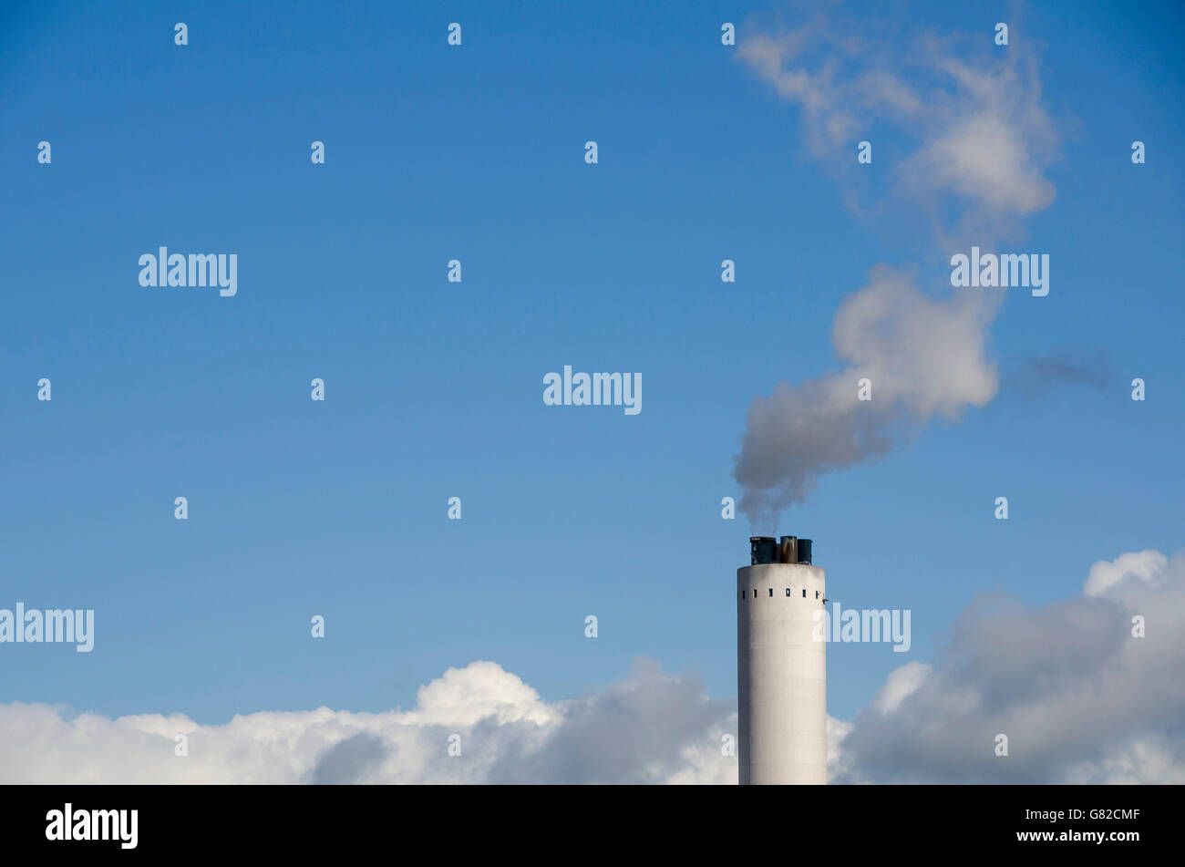 Emissione di fumo da edificio industriale contro sky Foto Stock