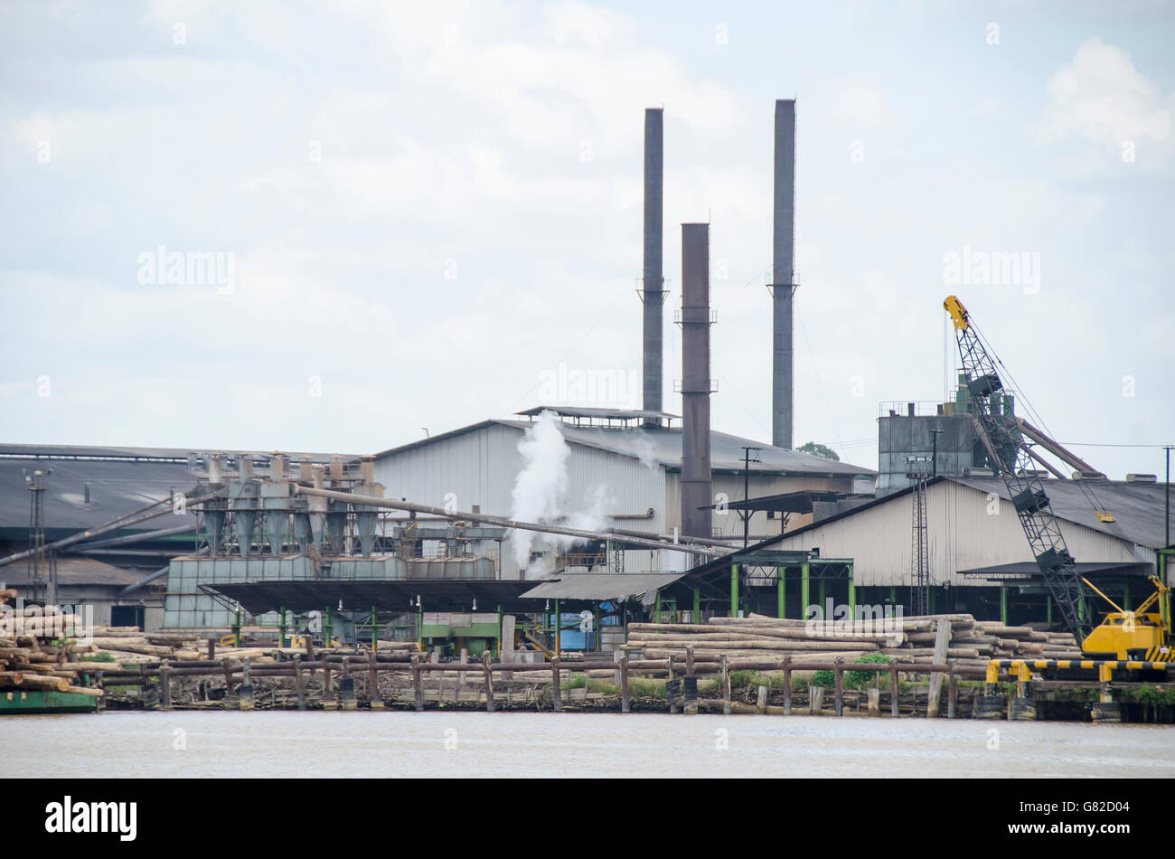 Edifici industriali a riverbank contro sky Foto Stock