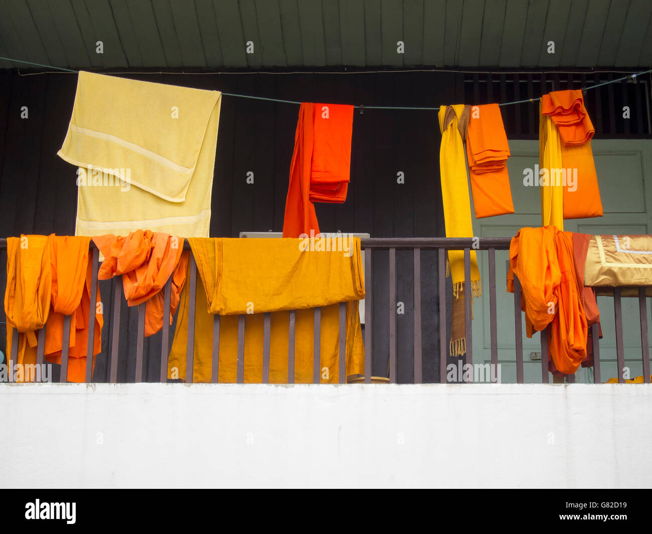 Basso angolo di visione del monaco accappatoio e asciugamano per essiccamento in balcone Foto Stock