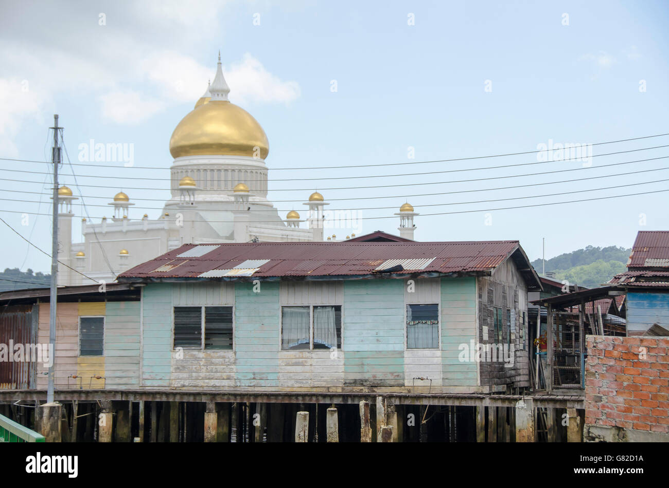 Stilt case e sultano Omar Ali Saifuddin Moschea contro sky Foto Stock
