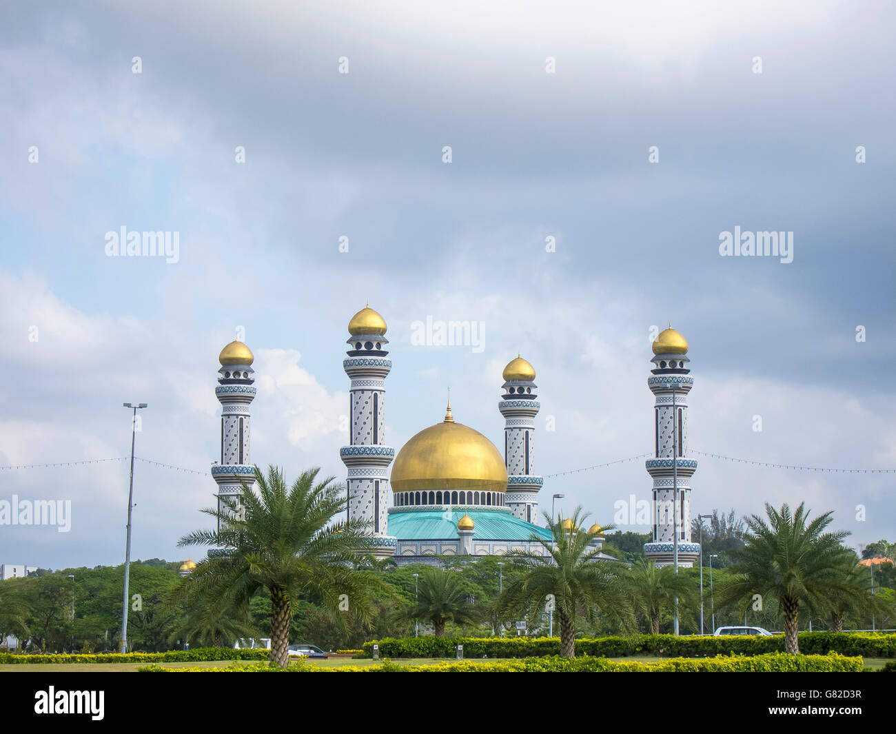 Jame'ASR Hassanil Bolkiah moschea contro il cielo nuvoloso Foto Stock
