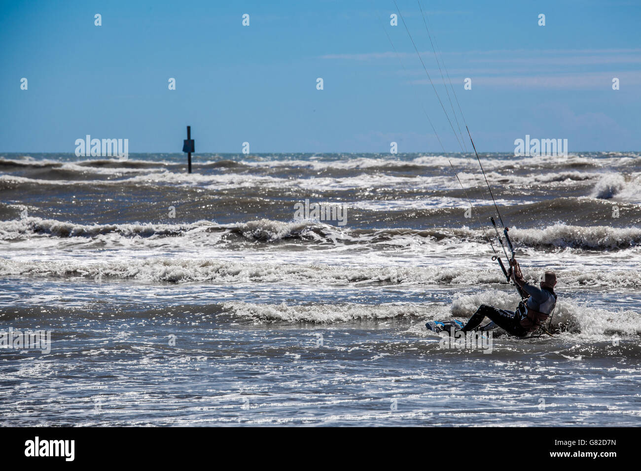 La silhouette di un surfista a cavallo di un onda in estate in Italia Foto Stock