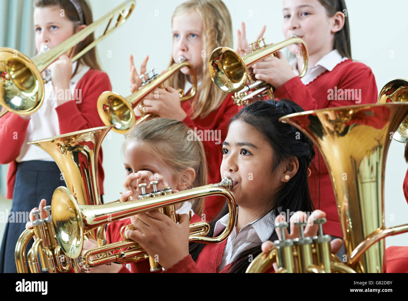 Gruppo di studenti in riproduzione in orchestra della scuola insieme Foto Stock