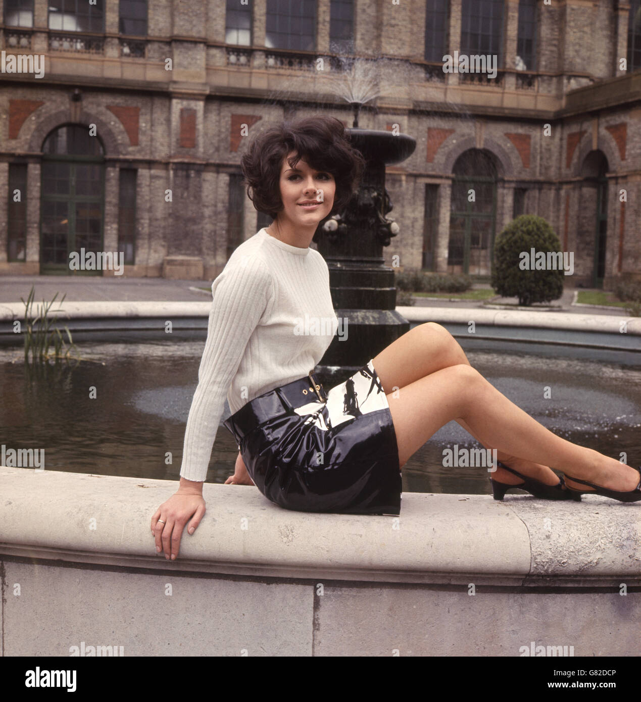 Dianna Lindale indossa una mini gonna con stampa Tahiti e dorso liscio in bianco e nero Niolan alla Interleather Exhibition di Alexandra Palace, Londra. Foto Stock