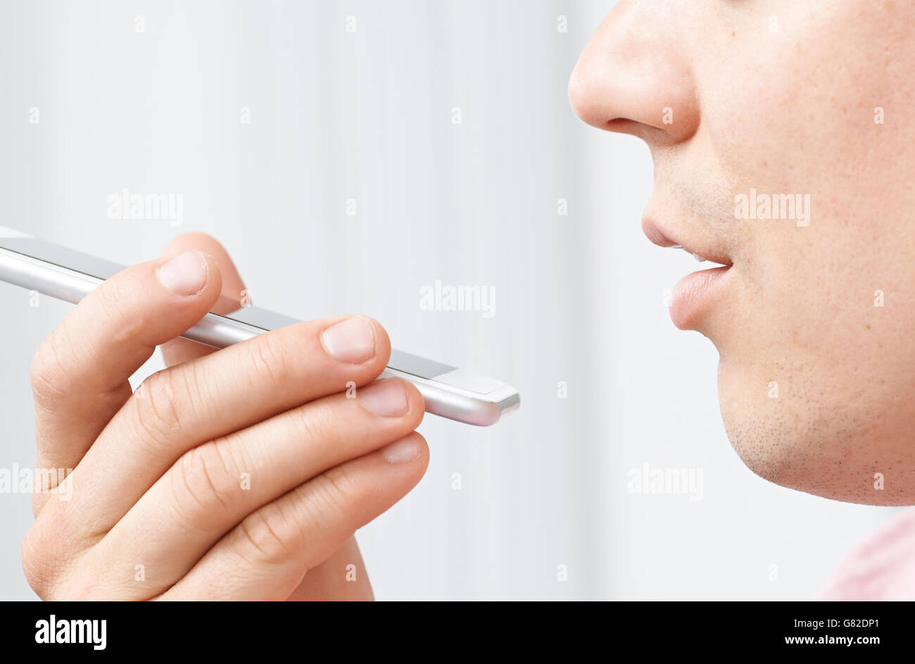 Uomo che utilizza la comunicazione vocale su Internet la tecnologia di ricerca sul telefono cellulare Foto Stock