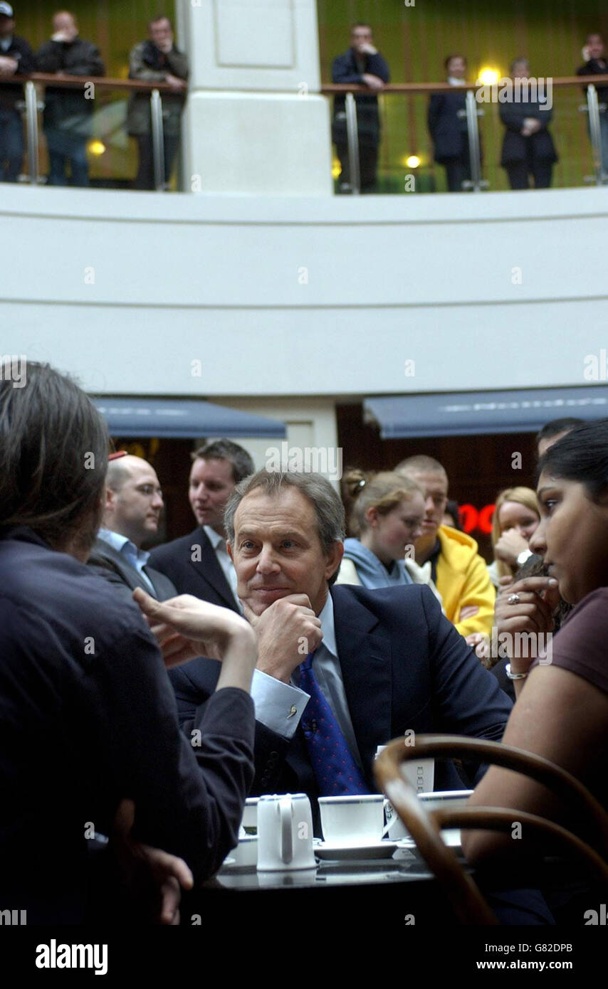 Il primo ministro britannico Tony Blair parla con gli acquirenti in un bar nel centro commerciale 'The Light'. Foto Stock