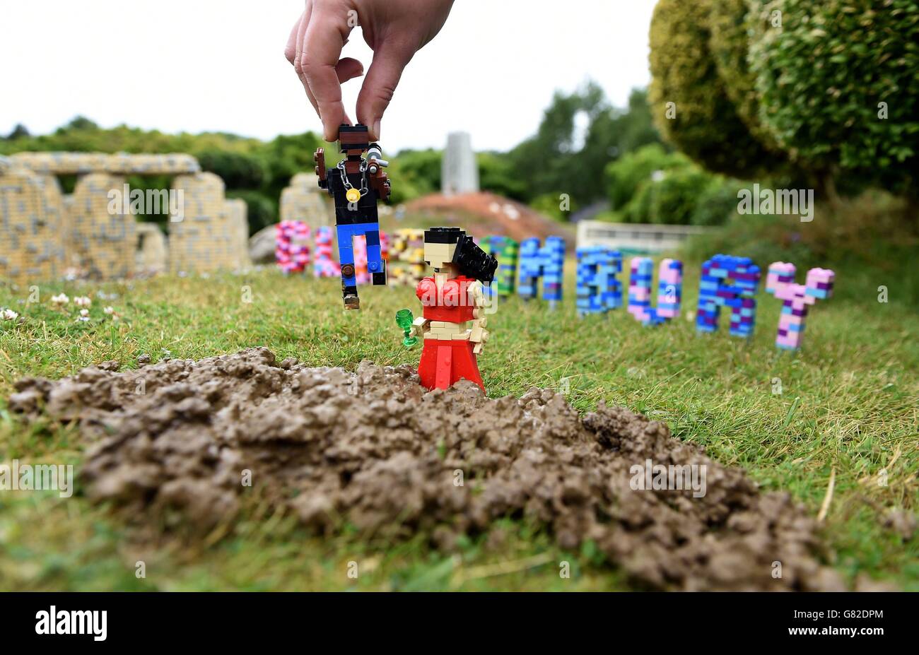 Il model maker Hannah Reed colloca una figura LEGO di Kanye West accanto a una figura di Kim Kardashian da un certo fango reale da Worthy Farm nella nuova scena del Glastonbury Festival Miniland a Legoland, Windsor. Foto Stock