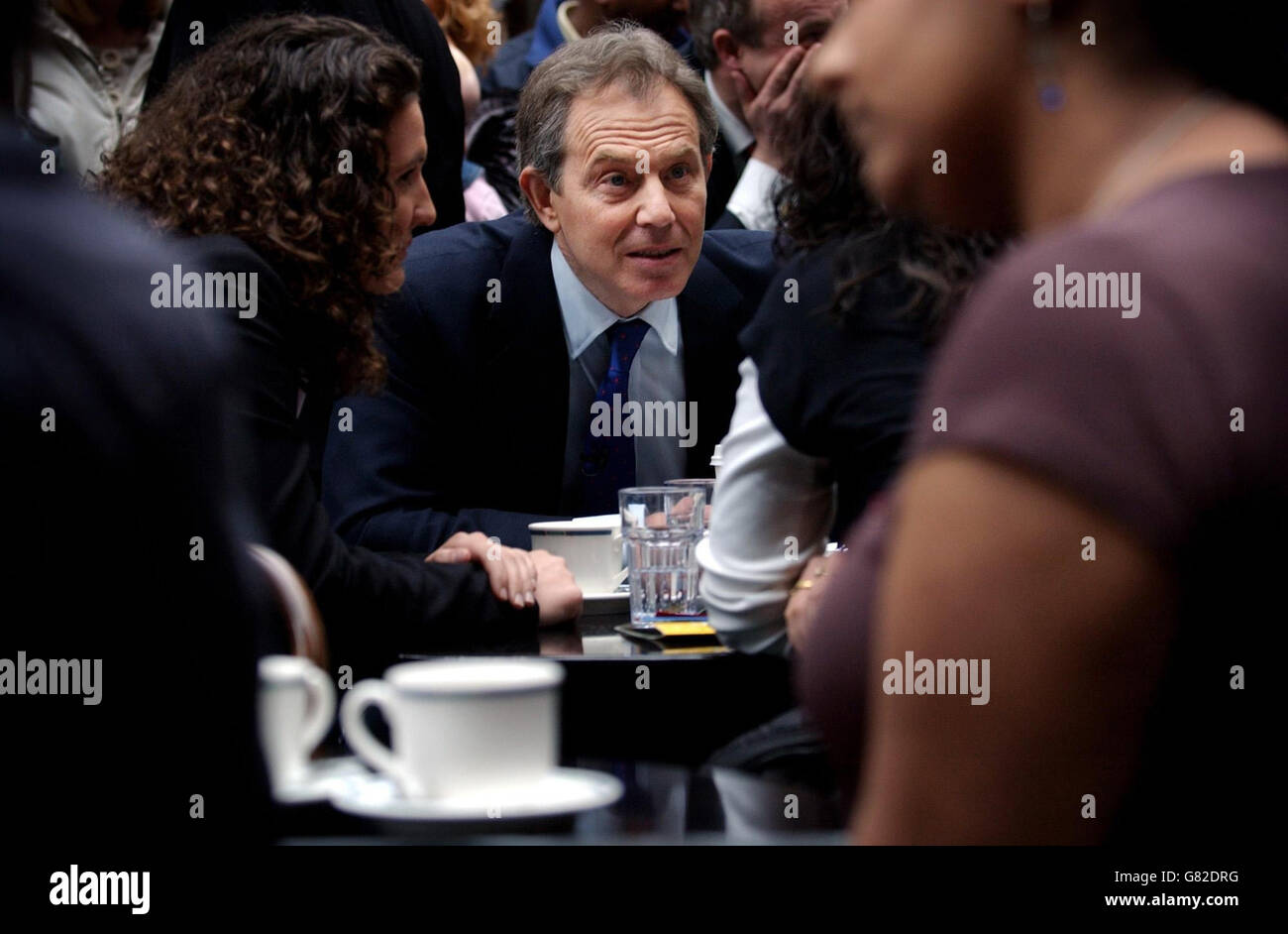 Il primo ministro britannico Tony Blair parla con gli acquirenti in un bar nel centro commerciale 'The Light'. Foto Stock