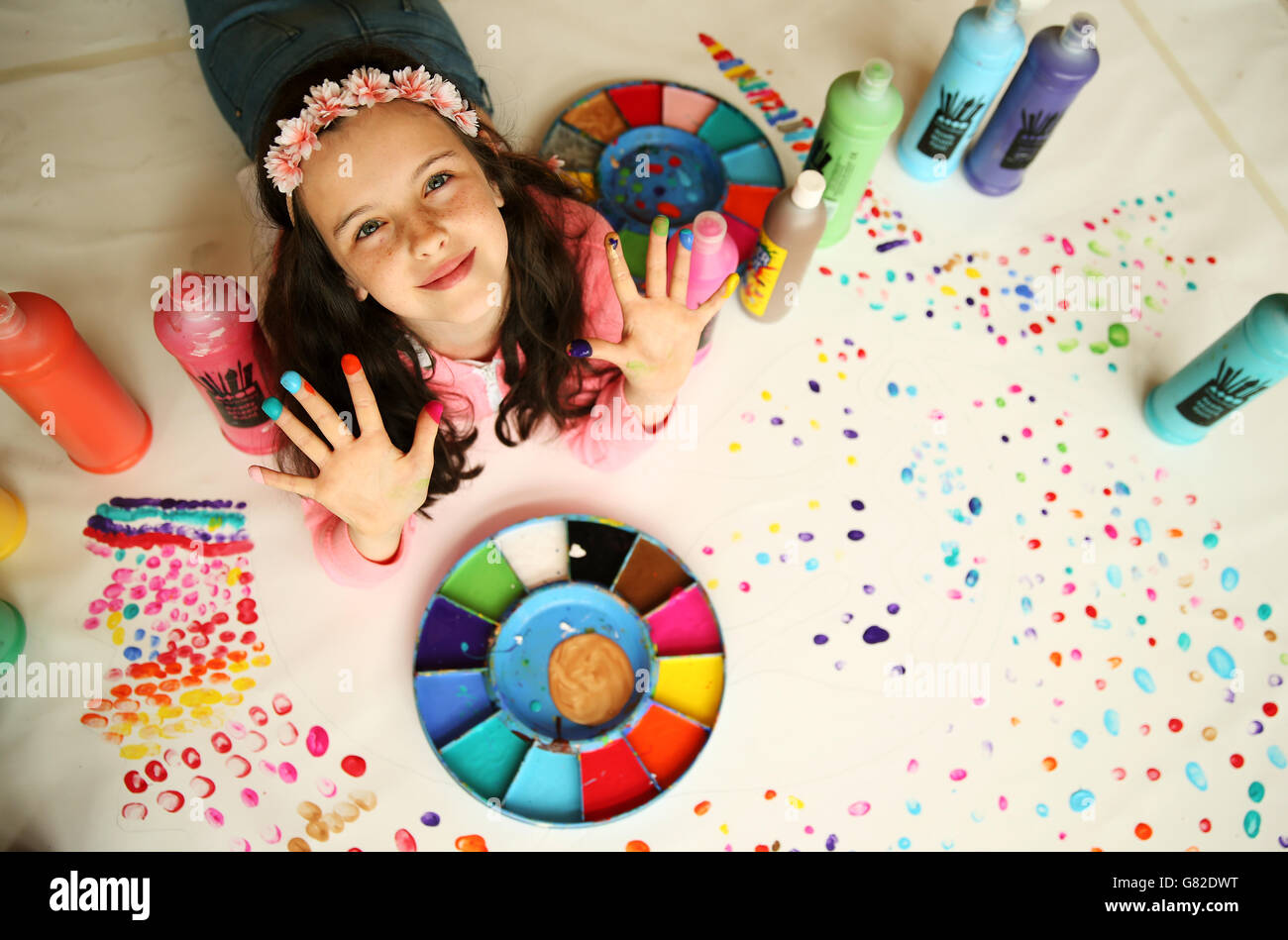 Niamh Fitzgerald, 10 anni, allievo della Catherine McAuley National School di Dublino, si pone per una foto dopo essere diventata una delle prime a collocare le sue impronte digitali su una grande opera d'arte che gli organizzatori sperano di incorporare le impronte digitali di oltre 500 bambini in Irlanda. Foto Stock