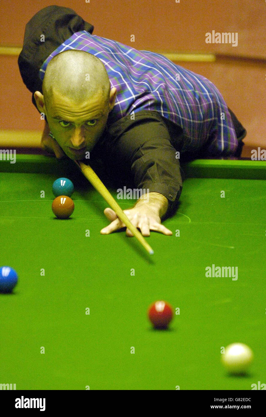 Snooker - Campionato del mondo delle Ambasciate 2005 - secondo turno - Ronnie o'Sullivan v Allister carter - The Crucible. Ronnie o'Sullivan in azione. Foto Stock