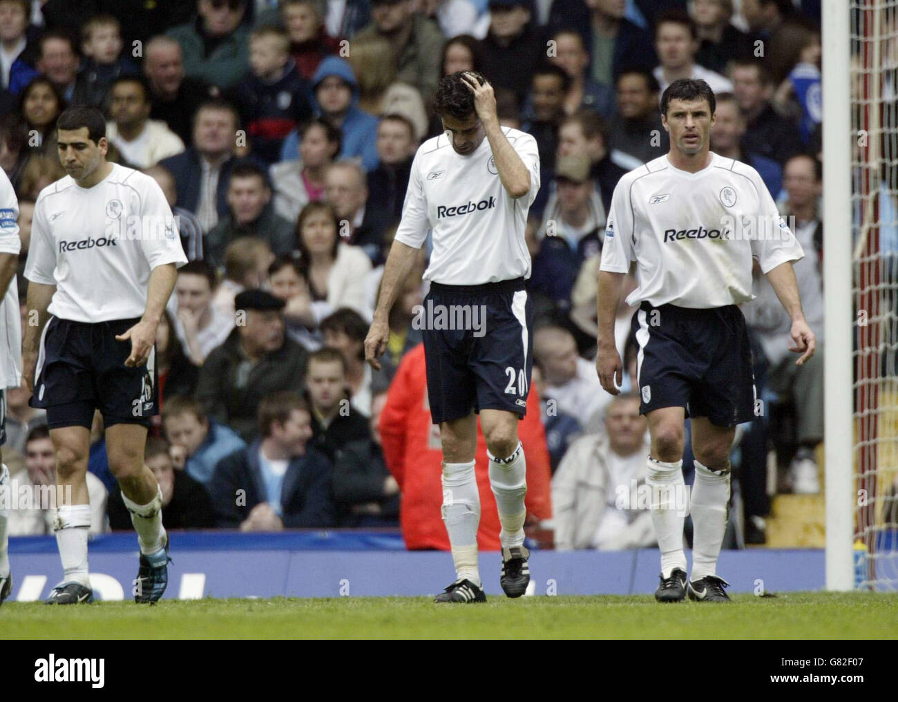 Fernando Hierro (C) di Bolton Wanderers mostra la sua disgrezione dopo che ha segnato un proprio gol. Foto Stock