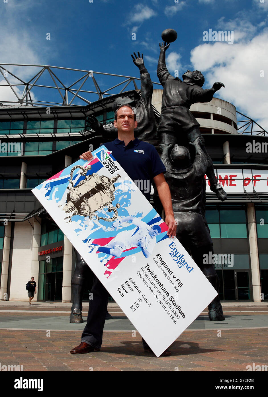 Martin Johnson con un biglietto per la Coppa del mondo di Rugby 2015 che si presenta durante un evento mediatico svelando il design del biglietto per la Coppa del mondo di Rugby 2015 a Twickenham, Londra. Foto Stock