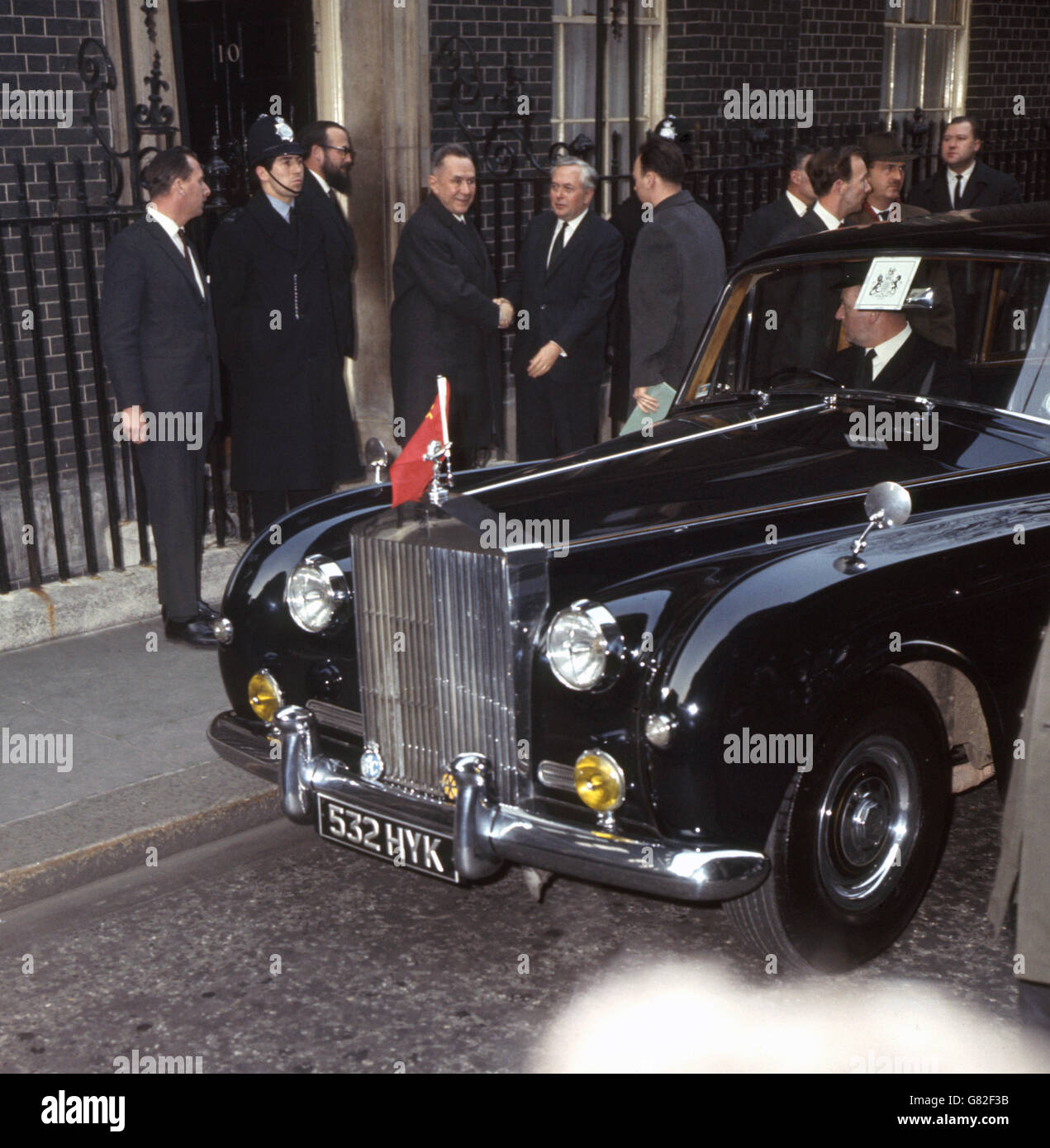 Il primo ministro Harold Wilson condivide le mani con il primo ministro sovietico Alexei Kosygin quando arriva a 10 Downing Street per una conferenza. Foto Stock