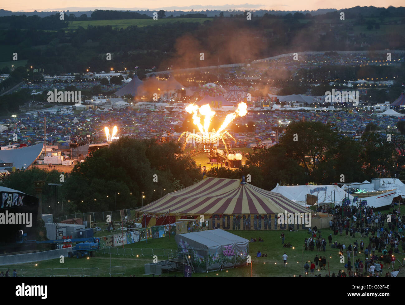 Glastonbury Festival 2015 - preparazione. Fiamme che sparano da un ragno gigante ad Arcadia, durante il Glastonbury Festival presso la Worthy Farm di Somerset. Foto Stock